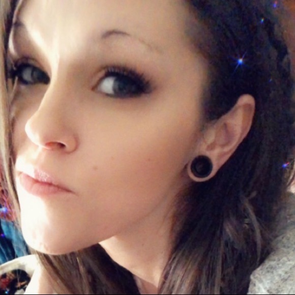 Meet your Posher, Caitlin - Picture 4 of 9